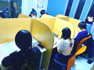 富田駅の教室風景１